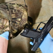 Na ženu mířili pistolí, zatímco muže zbili a zkopali