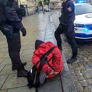 Dvojice opilců se psem slovně napadala kolemjdoucí i obsluhu Žabky