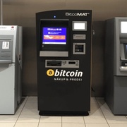 Podvodník ženu poslal vložit půl milionu do bitcoinmatu