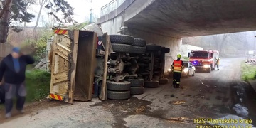 Nákladní vůz se po nárazu do mostu převrátil