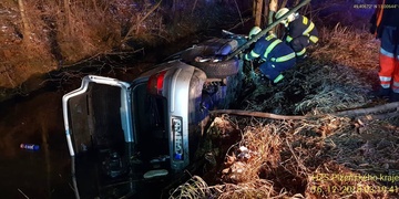 Auto sjelo do potoka, tři mladí lidé zemřeli