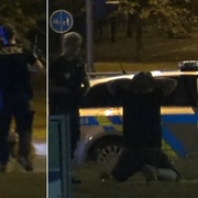 Přivázal si k sobě psa a napadl policisty