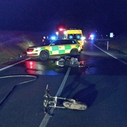 Vážná nehoda motorkáře, jeho stroj se roztrhl na dva kusy a začal hořet