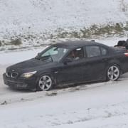 Krádež dvou BMW skončila zapadnutím v poli