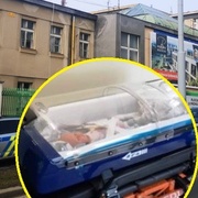 Dítě porodila do záchodu, záchranáři ho pak oživovali
