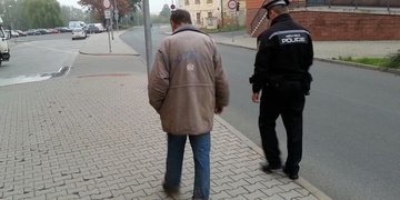 Strážníci pomohli muži, který již nevěděl kudy kam
