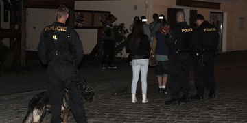 Dětský gang napadl a zranil muže. Útočníkovi bylo 14 let a byl opilý!