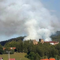 Rozsáhlý lesní požár, nasazen je i vrtulník s bambivakem