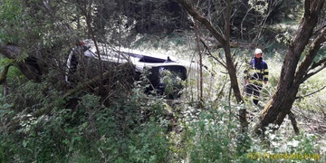 Auto se skutálelo ze srázu