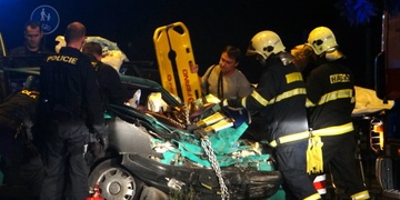 Velmi vážná nehoda, hasiči vystřihávali zraněné ženy