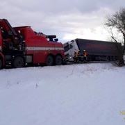 Havarovaný kamion zablokoval silnici