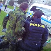 Rvačka se strážníky, policisty a vojákem
