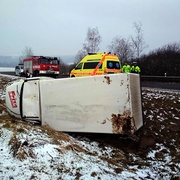 Řidička chlaďáku se nevěnovala řízení a skončila v příkopu