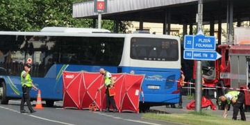 Žena, kterou srazil autobus, bohužel i přes veškerou snahu lékařů zemřela