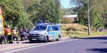 Motorkář v zatáčce přejel do protisměru a narazil do cyklisty