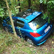 Po střetu skončilo auto v lese