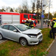 Řidička se otáčela v křižovatce, její vůz smetla tramvaj