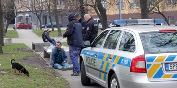 „Ukradl si mi psa! Šmejde!“ řval opilec