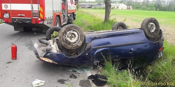 Auto se dvěma mladíky skončilo na střeše