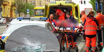 Okno spadlo z druhého patra na procházející ženu