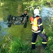 Muž se po nehodě utopil v autě
