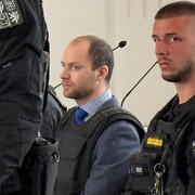 Brutální vražda a znásilnění - bývalého primáře dnes přivedli k soudu v neprůstřelné vestě