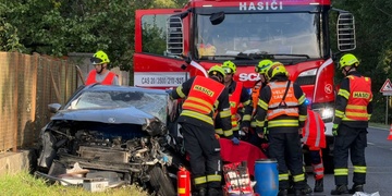 Vážná dopravní nehoda, jednoho z řidičů museli hasiči vyprošťovat