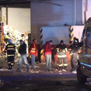 Výbuch vozíku zranil čtyři hasiče! Dva z nich transportovali na Emergency.