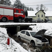 Auto v potoce, v příkopu, v domě i v autobusu