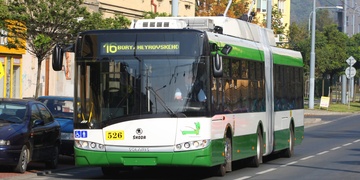 Deviant v trolejbusu obtěžoval dítě