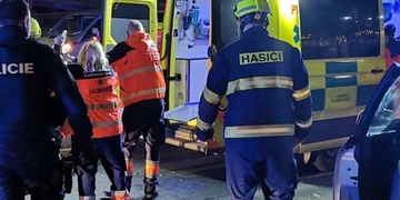 Polonahý chlapec nepoznával svoji matku, byl silně agresivní a chtěl vyskočit z okna