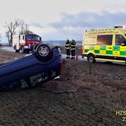 Další auto převrácené na střeše