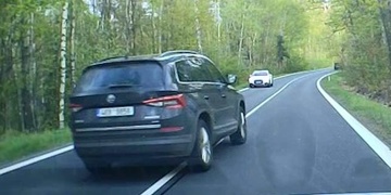 Velice nebezpečné předjíždění, podívejte se, jak málo chybělo k tragédii