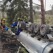 Vážná dopravní nehoda, nákladní vůz skončil na střeše