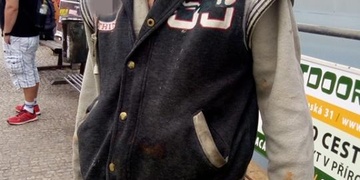 Opilého cizince z tramvaje museli dostat strážníci