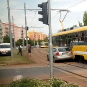 Tramvaj smetla auto na kruhovém objezdu