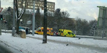 Záchranáři vezoucí pacientku do nemocnice havarovali