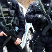 Policisté se samopaly uzavírali silnici na Folmavu