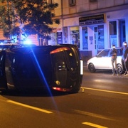 Další nehoda a další auto na boku