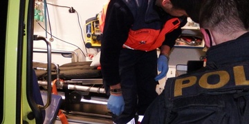 Nebezpečného pachatele - narkomana zatkli na lůžku sanitky