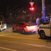 Stíhání ujíždějícího noční Plzní skončilo zablokováním vozu