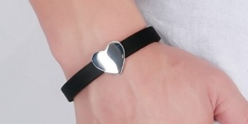 Objednala si zlatý náramek, přišel jí gumový