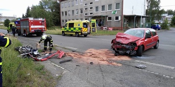 Vážná nehoda motorkáře - tři zranění lidé