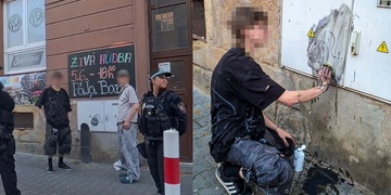 Z pouličního umělce se rázem stal pouliční uklízeč