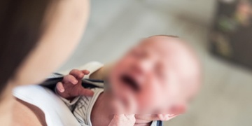 Matka zmrzačila svou ani ne roční holčičku, babička jí to umožnila