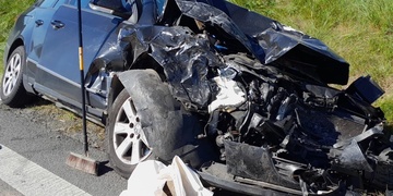 Vážná dopravní nehoda, po střetu začal jeden z vozů hořet