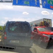 Řidič zneužil záchranářskou uličku a projel ji dokonce v protisměru