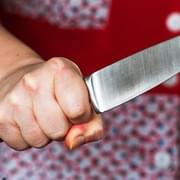 Matka musela proti útočícímu synovi vzít nůž