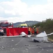 Střet auta s letadlem skončil smrtí pilota