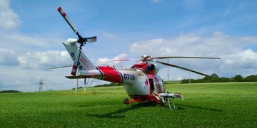 Muž spadl z osm metrů vysoké střechy